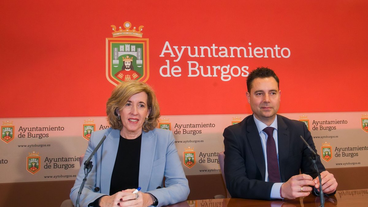 La presidenta de Patrimonio Nacional, Ana de la Cueva, y el alcalde de Burgos, durante la presentación de los plazos de intervención en el Parral. TOMÁS ALONSO