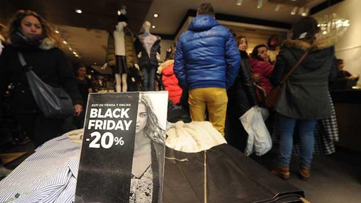 Colas para pagar en un comercio de la capital burgales en el Black Friday.-ISRAEL L. MURILLO