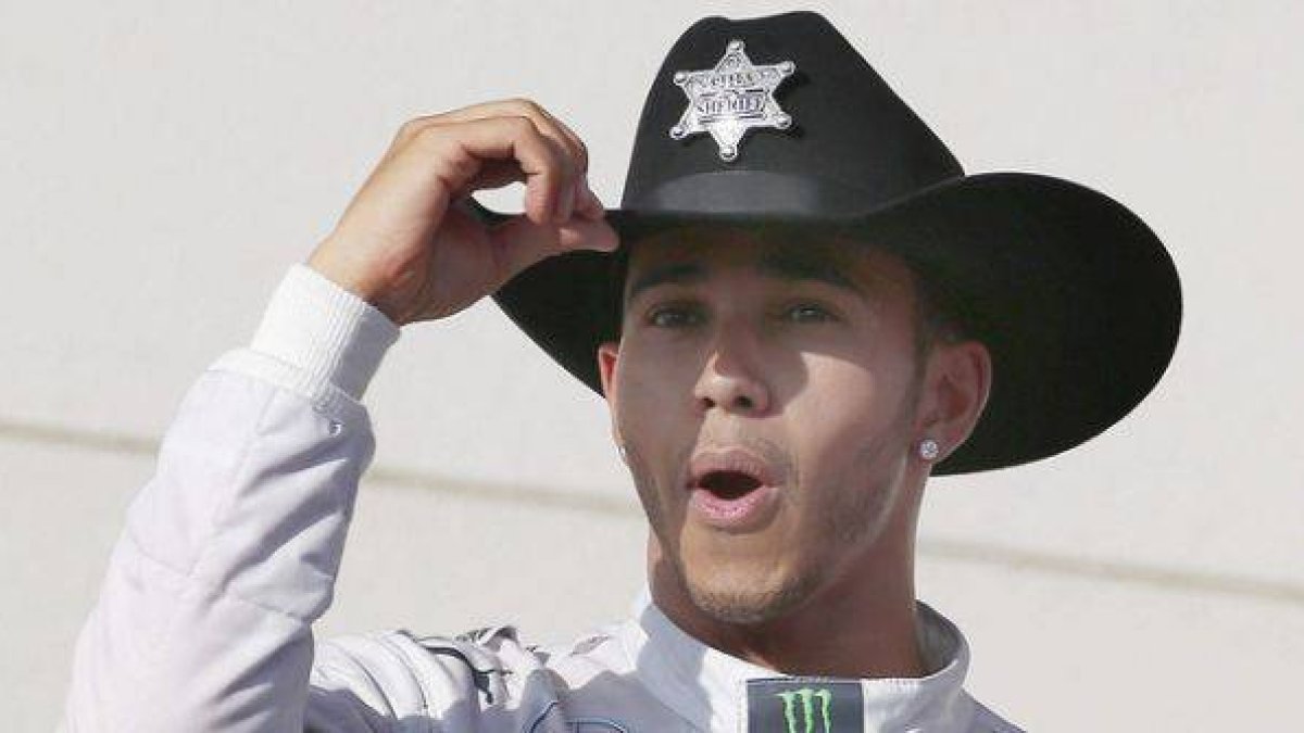 Lewis Hamilton, en lo más alto del podio de Austin, tras ganar el GP de EEUU.-Foto: EFE / LARRY W. SMITH