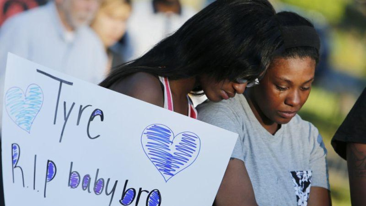 Miembros de la familia del joven asesinado por el policía.-JAY LAPRETE / AP