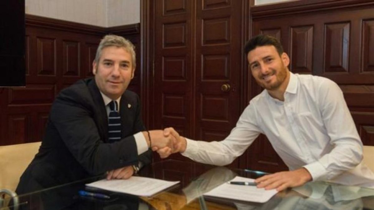 Aritz Aduriz en la renovación con el Athletic Club de Bilbao-/ PERIODICO