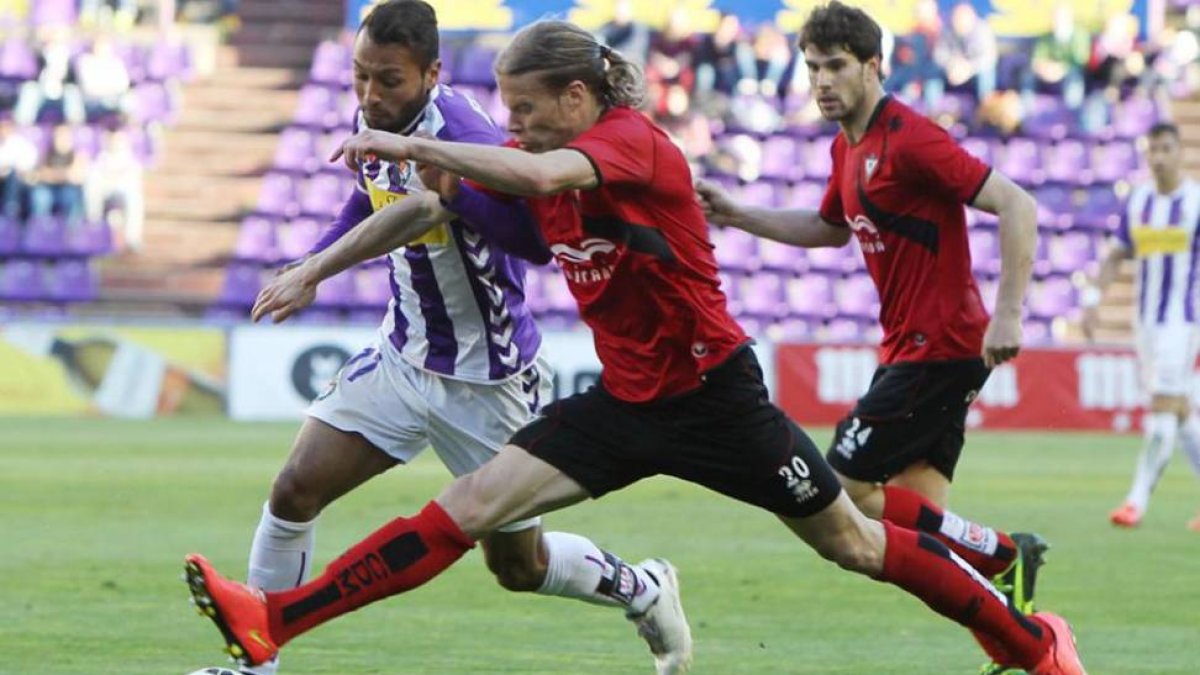 Aitor Fernández trata de arrebatar un balón a un delantero del Real Valladolid en el choque de ayer en Zorrilla-J. M. Lostau