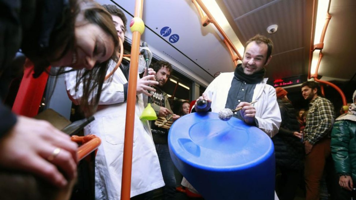 Jorge, un pequeño de dos años y ocho meses, se quedó maravillado con las melodías interpretadas en el bus por Vibra-Tó y Diego Galaz.-Raúl Ochoa