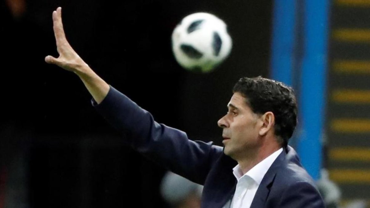 Fernando Hierro da órdenes durante el España-Irán.-JAVIER ETXEZARRETA