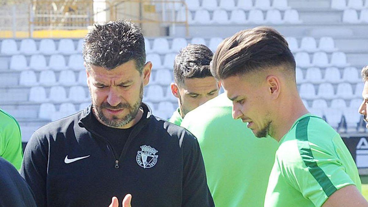 Ojog dialoga con Estévez antes de su primer entrenamiento.-ISRAEL L. MURILLO