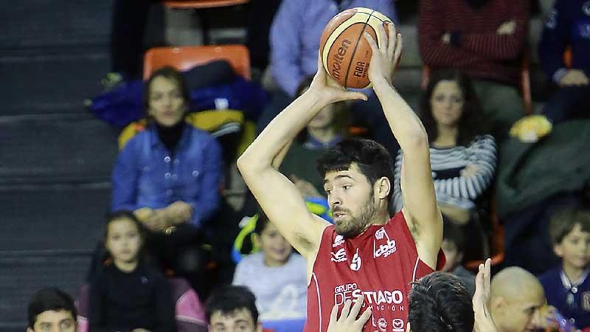 Acosta busca línea de pase.-RAÚL OCHOA