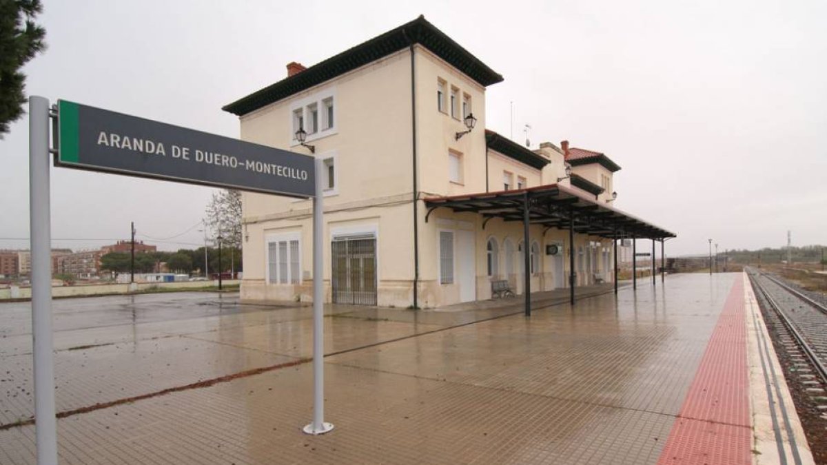 El silencio se apodera de una estación en la que sus empleados matan el tiempo ante la total inactividad.-CITORES