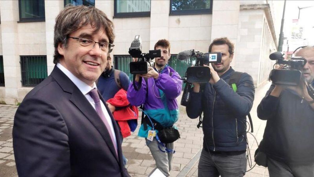 El expresidente de la Generalitat Carles Puigdemont a la salida de la fiscalia de Bruselas.-JAVIER ALBISU/EFE