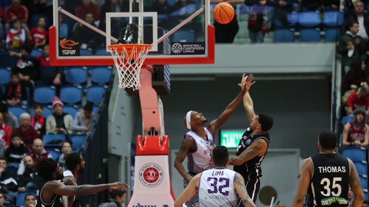 McFadden intenta taponar al Feldeine en el Hapoel-San Pablo del pasado curso. FIBA