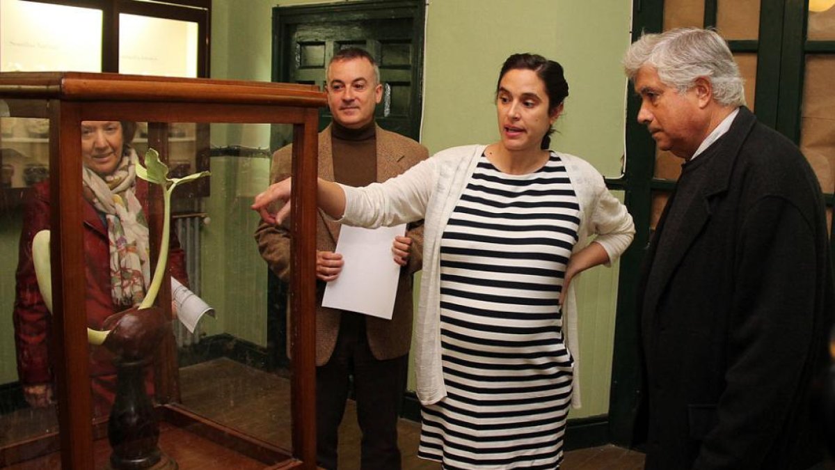 Asunción Molinos explica un detalle de la muestra al decano de Letras de León, Francisco Carantoña (d.), en presencia del director del Musac.-Ical