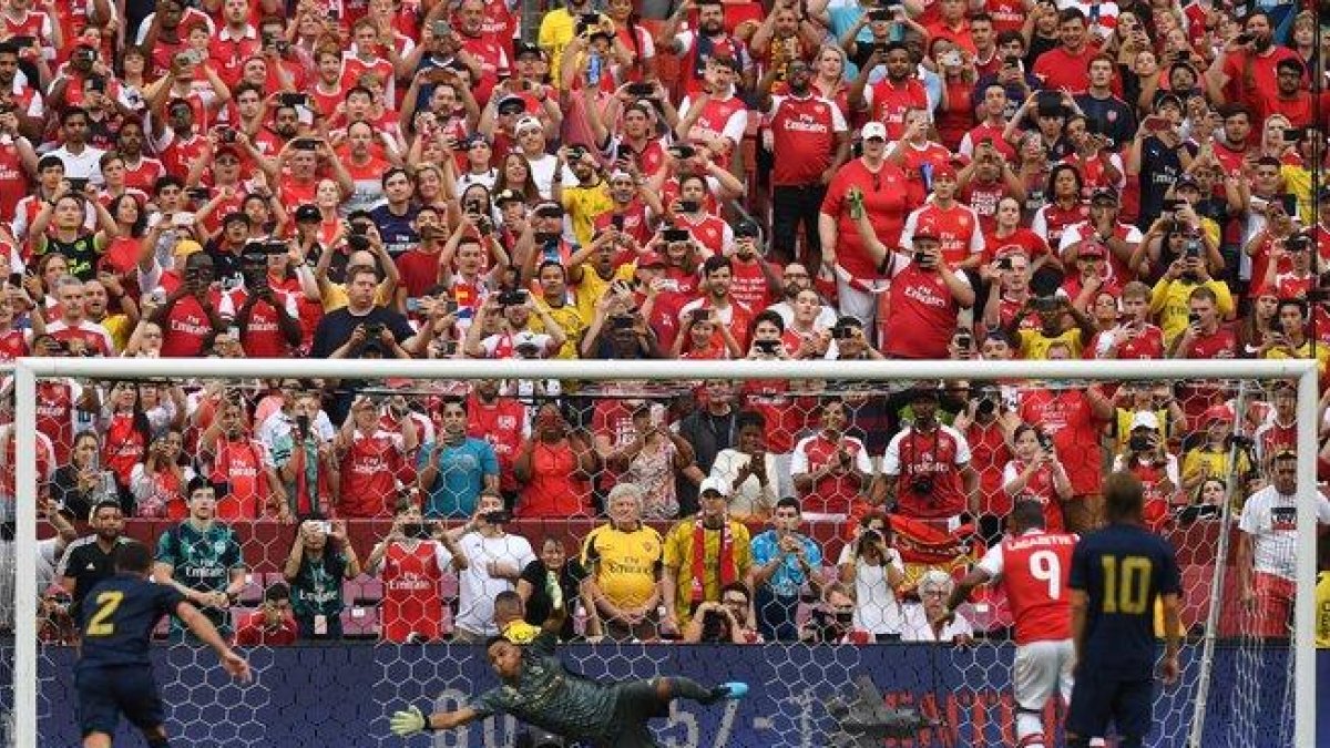 El delantero del Arsenal Lacazette tranforma el penalti del 0-1 ante el Madrid.-AFP