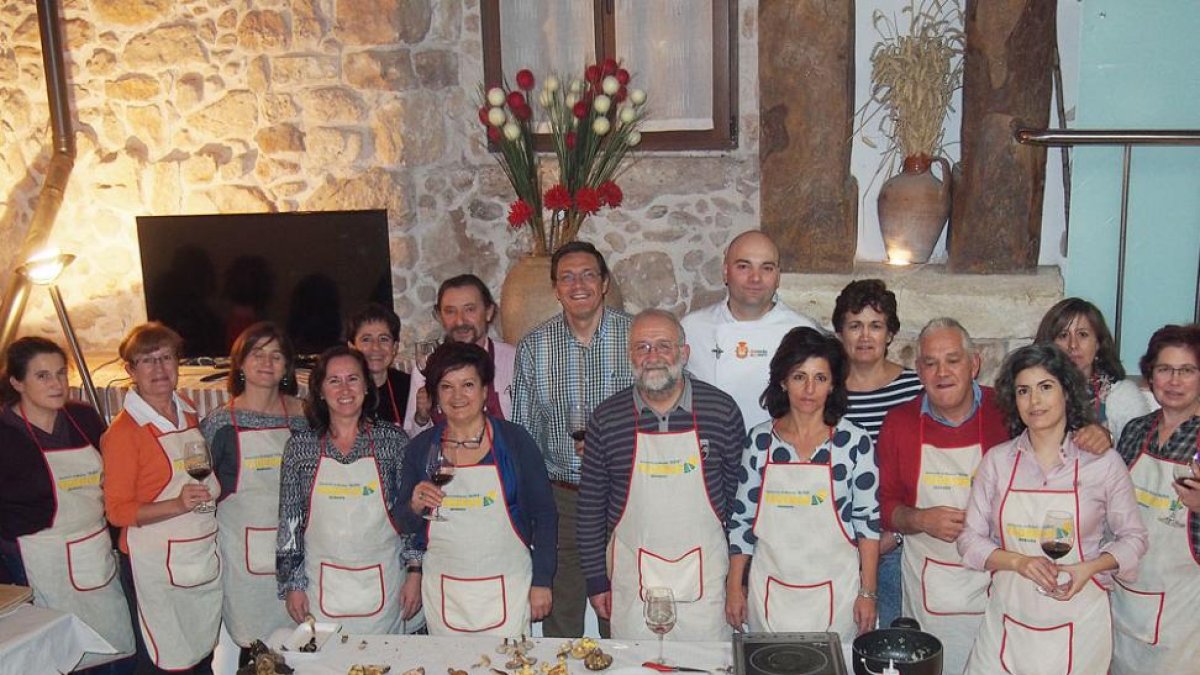 Desde la entidad impulsan la formación en diversos sectores, como en la imagen, tomada tras la clausura de un curso de cocina.-ECB