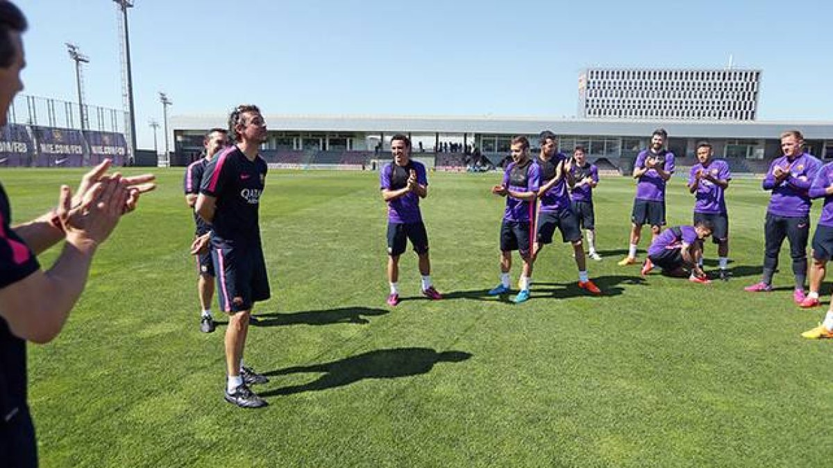 La plantilla del Barça aplaude a Luis Enrique por su 45º cumpleaños antes de empezar el entrenamiento.-Foto: FC BARCELONA