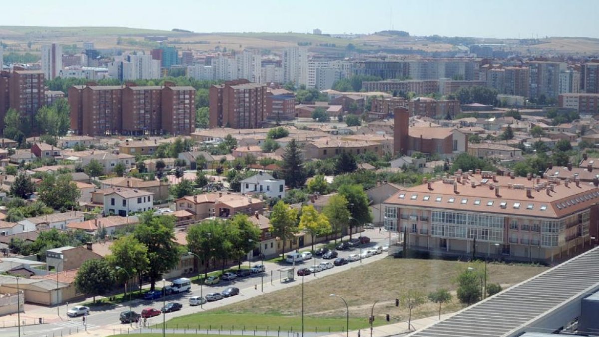 La parcela de la calle Pozanos se encuentra frente al Hospital Universitario de Burgos.-ISRAEL L. MURILLO