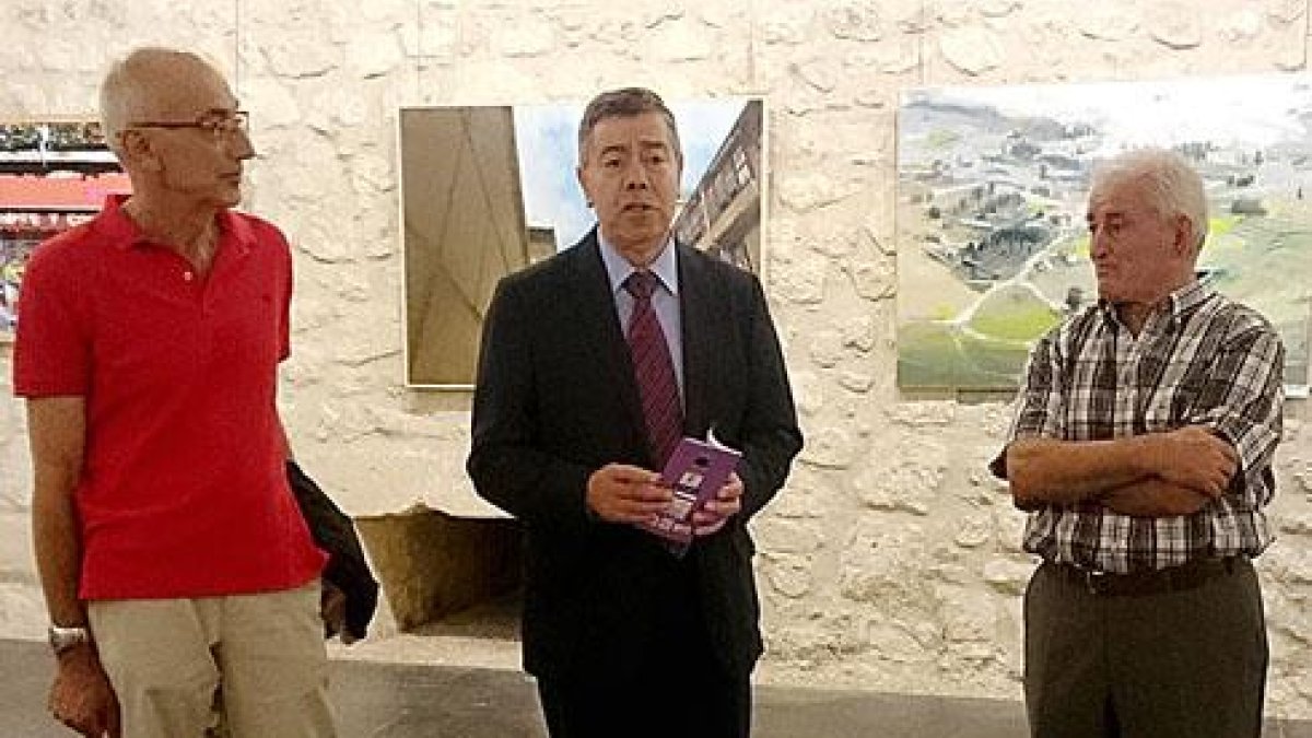 El alcalde, en el centro, durante la inauguración de la muestra.-ECB