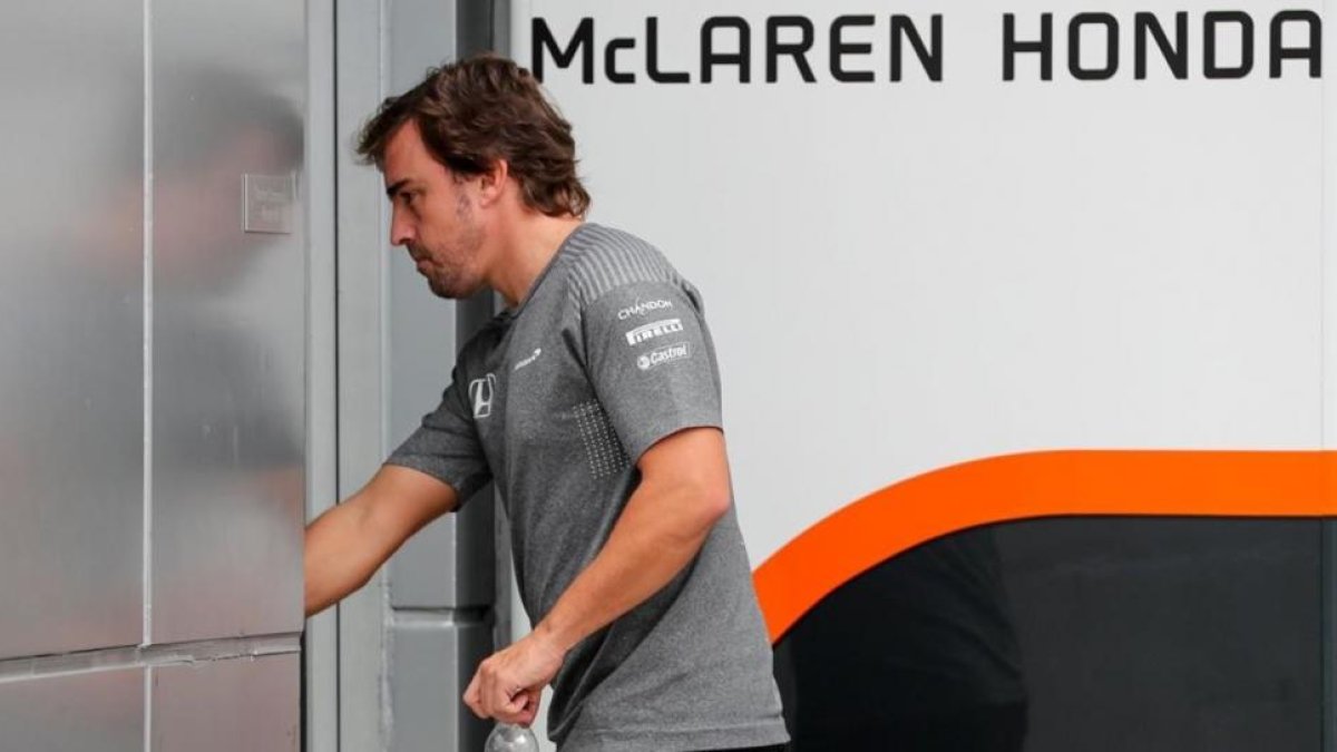 Fernando Alonso entra en las oficinas de McLaren, en Sepang (Malasia)-EFE / DIEGO AZUBEL