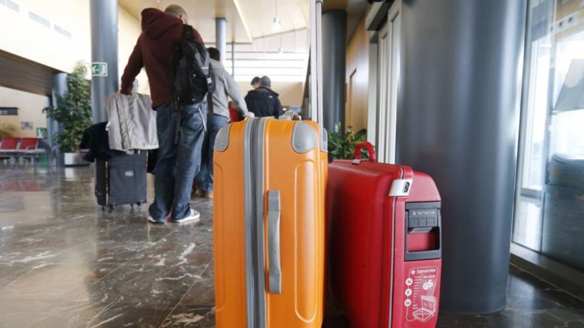 Imagen de archivo de un grupo de pasajeros facturando en las instalaciones del aeropuerto de Villafría.-RAÚL G. OCHOA