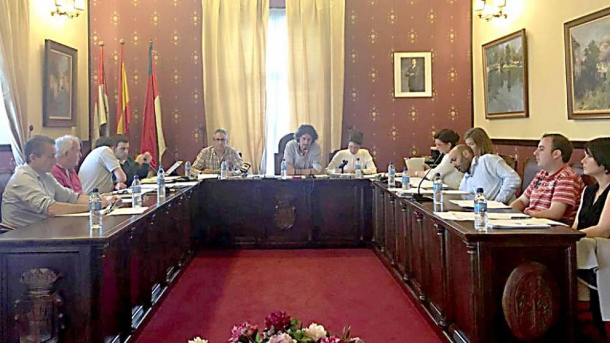 Pleno ordinario en el Ayuntamiento de Villarcayo, cuando Miguel de Lucio (centro) todavía era alcalde.-ECB