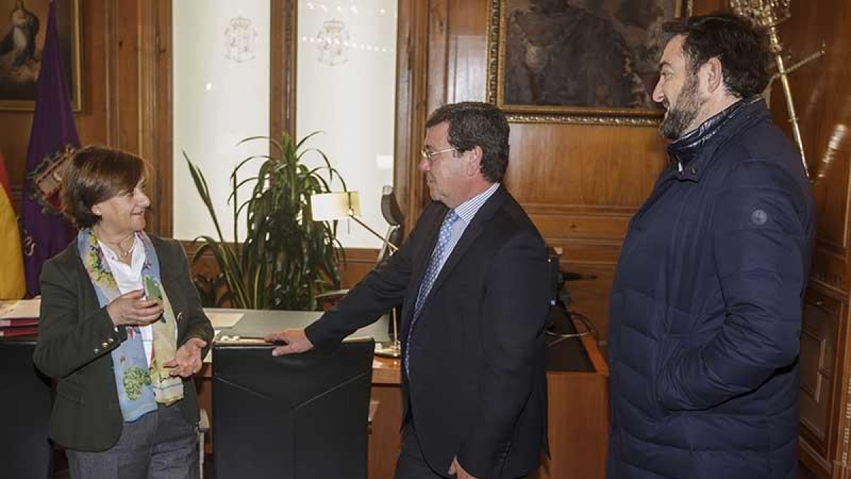 La alcaldesa de Campolara charla con Rico y con el alcalde de Rubena poco antes de la firma de los convenios.-S. O.