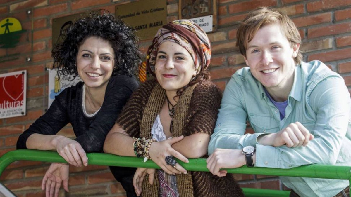 Los tres jóvenes voluntarios, Salomé, Orsola y James, posan en la sede de Amycos.-SANTI OTERO