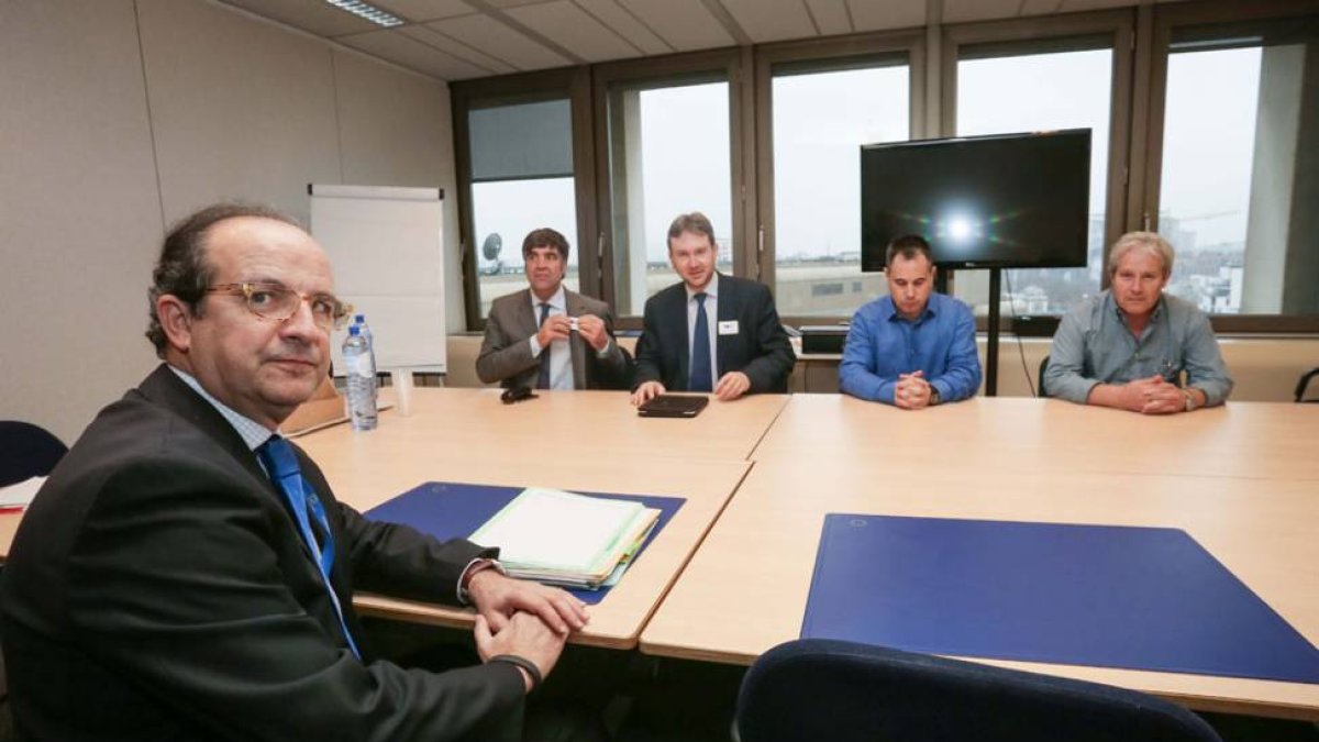 El director general de Empresa e Industria de la Comisión Europea, Daniel Calleja (izquierda) recibió a los representantes municipales y del comité de empresa.-ICAL