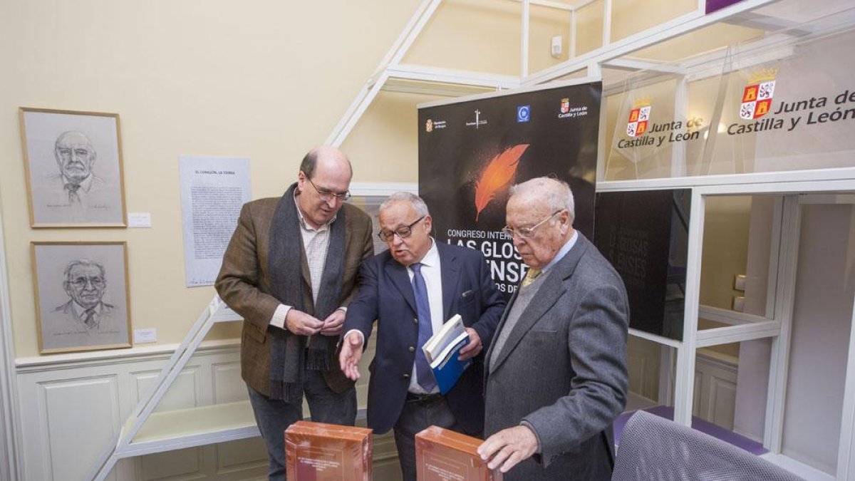 José Ramón González, Gonzalo Santonja y José Manuel Ruiz Asencio; ayer, durante la apertura del Congreso en el Palacio de la Isla.-ISRAEL L. MURILLO