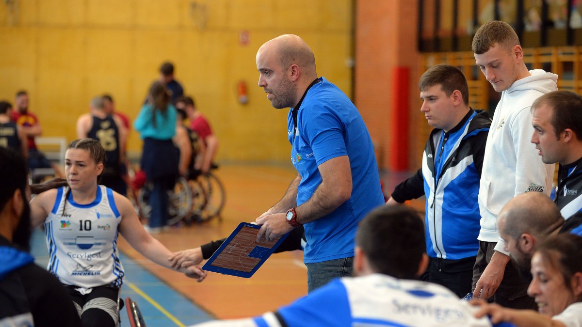 Jonathan Vivar, entrenador del conjunto burgalés, durante un tiempo muerto de su equipo en el Talamillo. SANTI OTERO