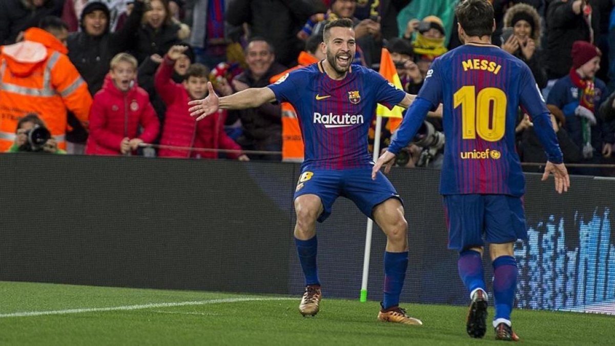 Messi celebra con Alba el primer gol del Barça ante el Celta.-JORDI COTRINA