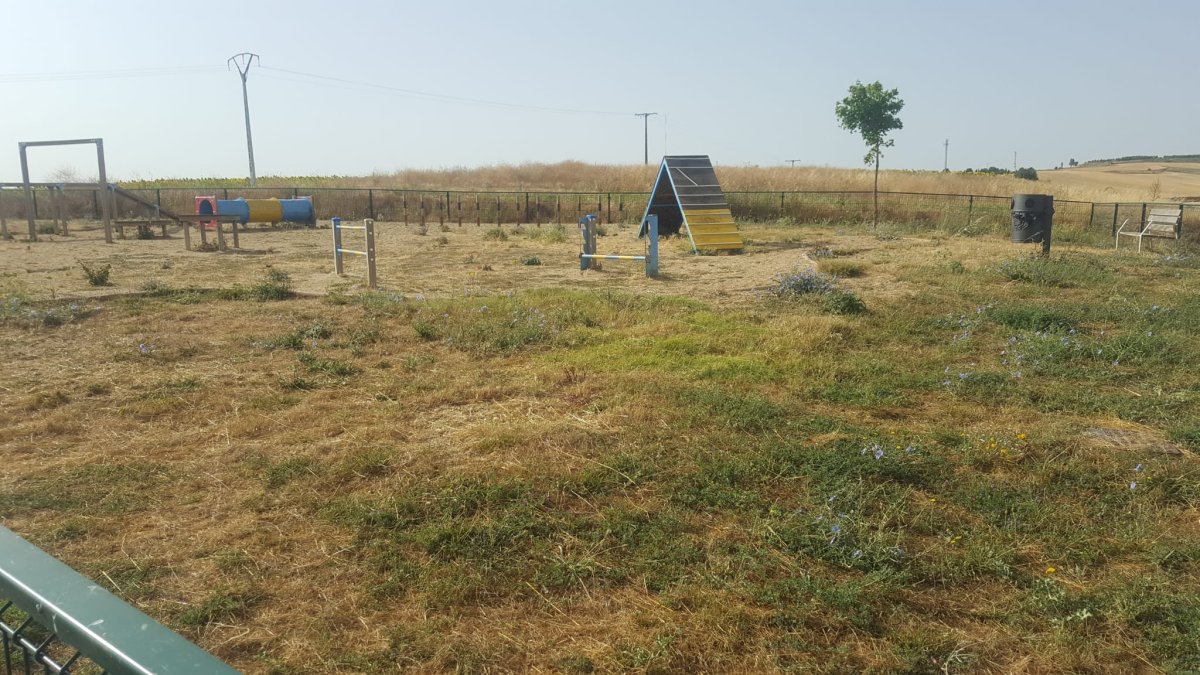 El parque infantil de San Isidro convive con la maleza y con el vandalismo. ECB