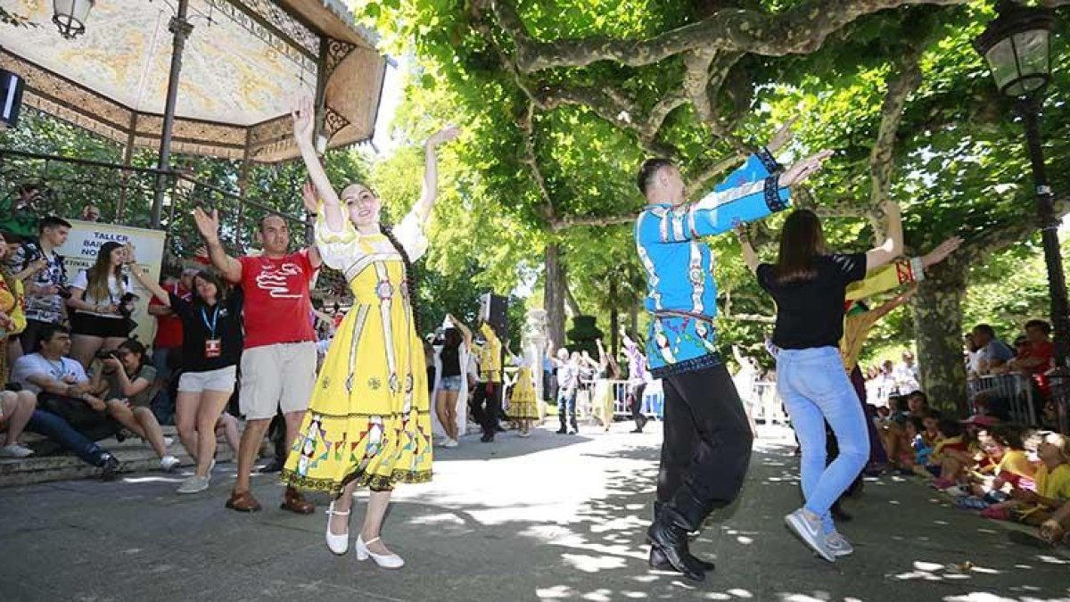 Una de las propuestas de Chuvasia dibujó un alegre corro de bailarines junto al templete.-Raúl Ochoa
