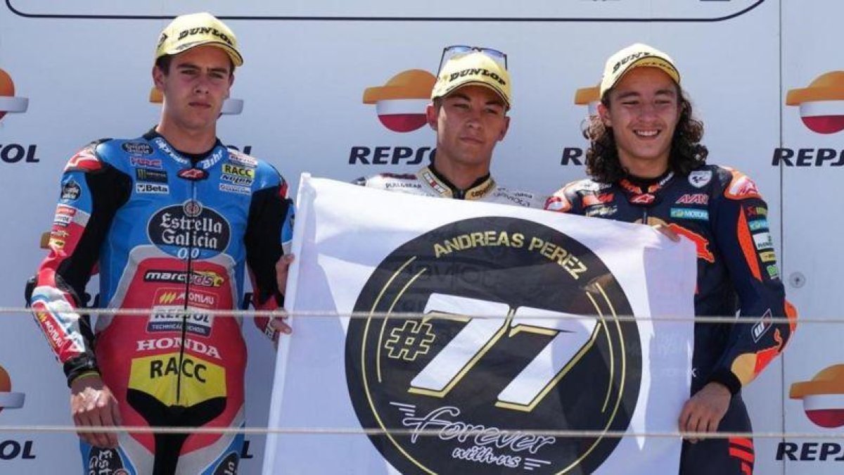 Jeremy Alcoba, Raúl Fernández y Can Öncü, podio de Moto3 en el MundialJúnio de hoy en Aragón, homenajean al desaparecido Andreas Pérez en el podio de Motorland.-ALEJANDRO CERESUELA