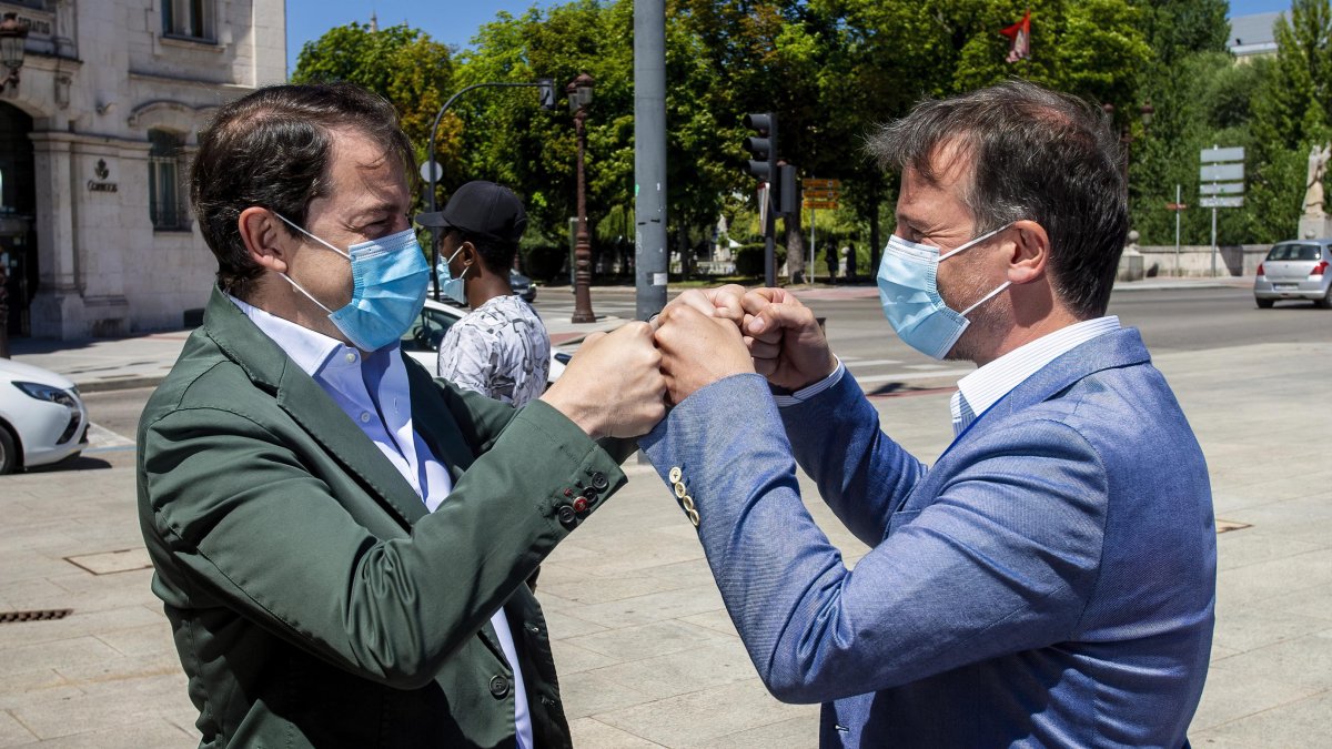 Alfonso Fernández Mañueco y Borja Suárez se saludan a las puertas del Fórum Evolución donde se celebró el Congreso Provincial del PP. SANTI OTERO