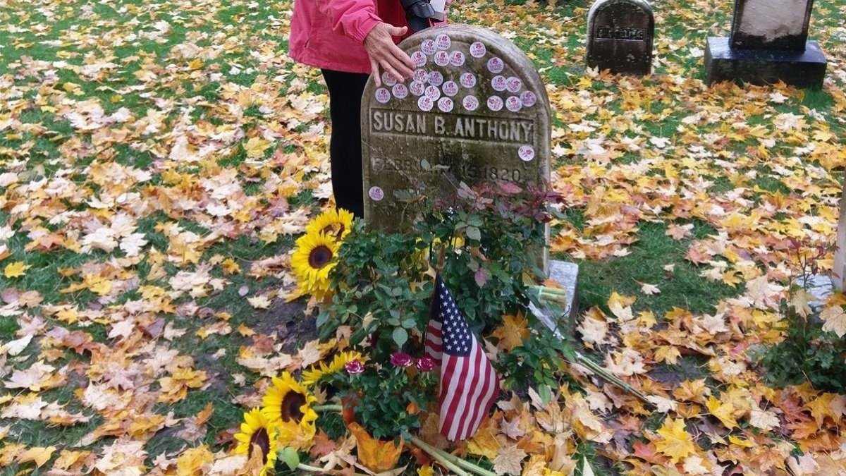 La lápida de Susan B. Anthony, cubierta de pegatinas Yo voté.-DEBORAH L. HUGHES / AP Una tumba del cementerio Mount Hope, en Rochester, Nueva York, ha aparecido una vez más llena de pegatinas. No es vandalismo sino una tradición y, en cierto modo, un gesto de reconocimiento. Las estampas ‘Yo voté’ cubren la lápida d