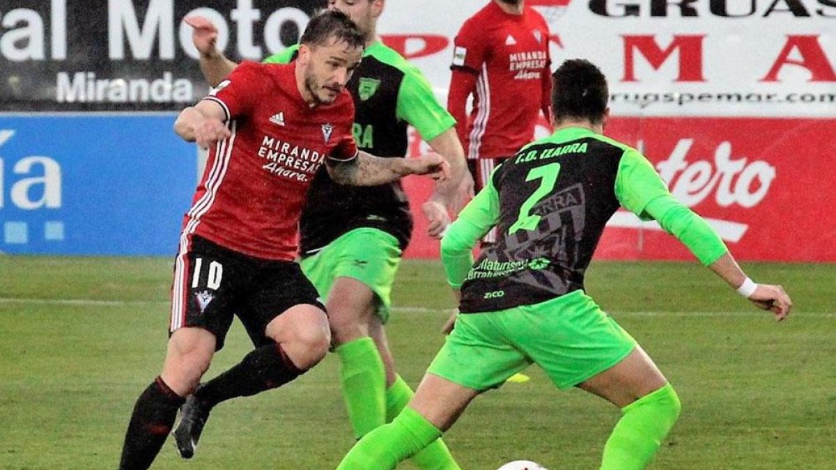 Borja Sánchez en acción en un partido del pasado curso con la camiseta del Mirandés-Alfonso G. Mardones