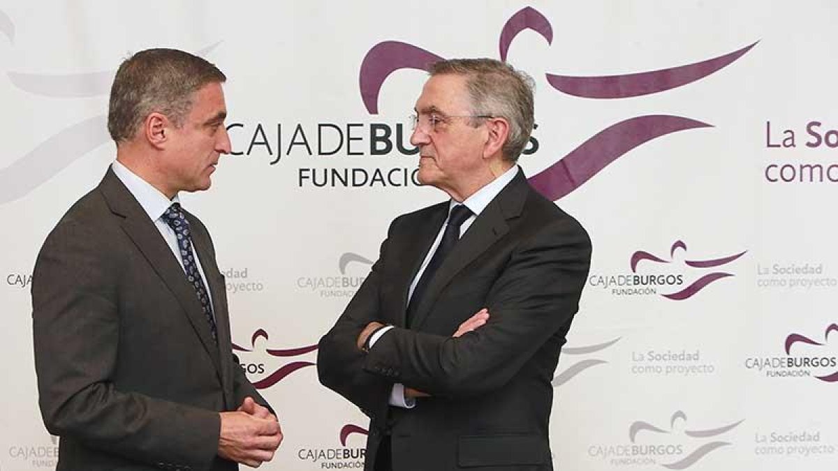 Rafael Barbero y Ginés Clemente conversan en la sede de la Fundación Caja de Burgos en la Casa del Cordón.-RAUL OCHOA
