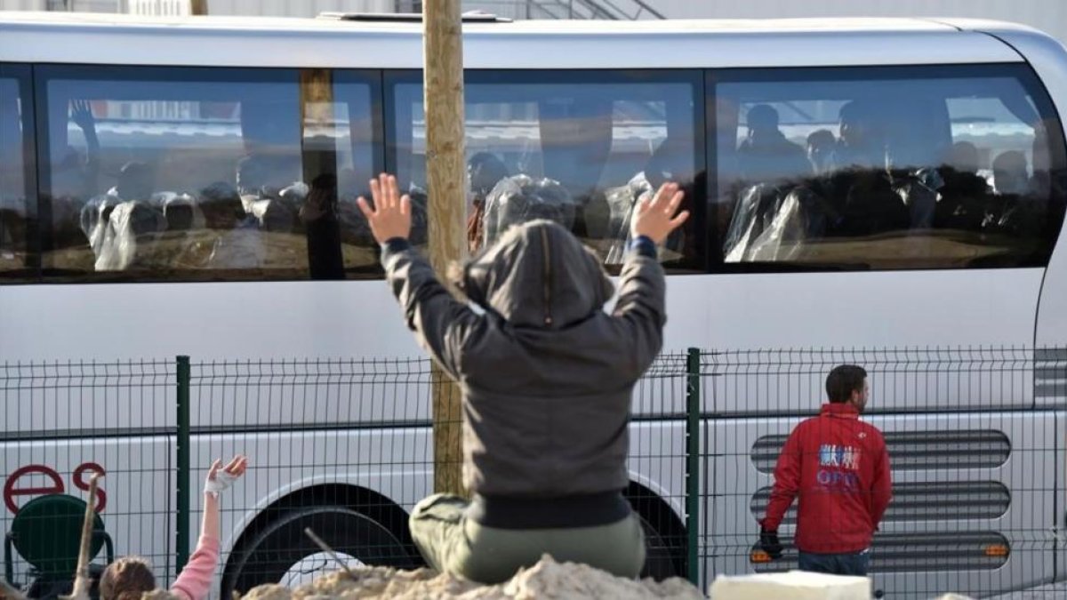Un autocar con menores sale del campamento de Calais.-AFP / PHILIPPE HUGUEN
