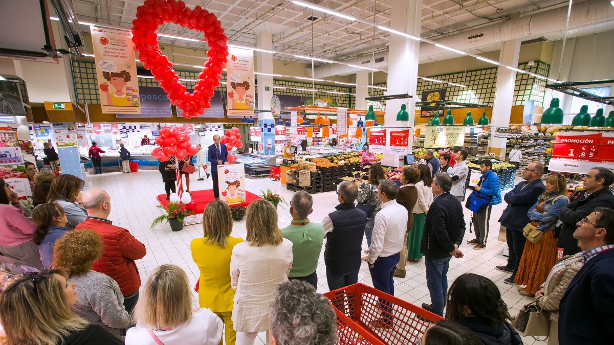 La presentación de la campaña de Desayunos y Meriendas con corazón se celebró en el supermercado de Alcampo. TOMÁS ALONSO