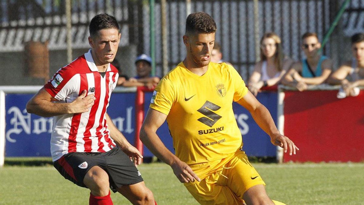 Machuca controla el balón ante un rival.-SANTI OTERO