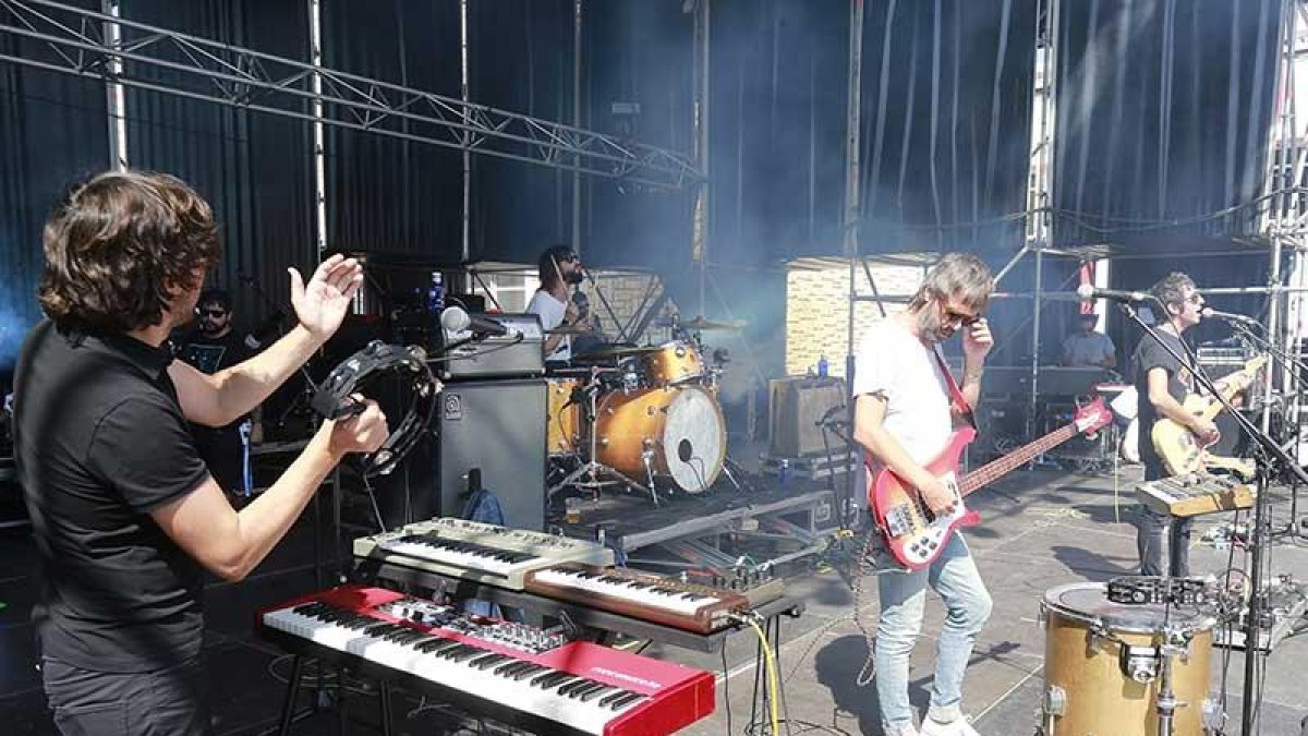El grupo Sidonie en un momento del ensayo de ayer antes de su actuación.-RAÚL G. OCHOA