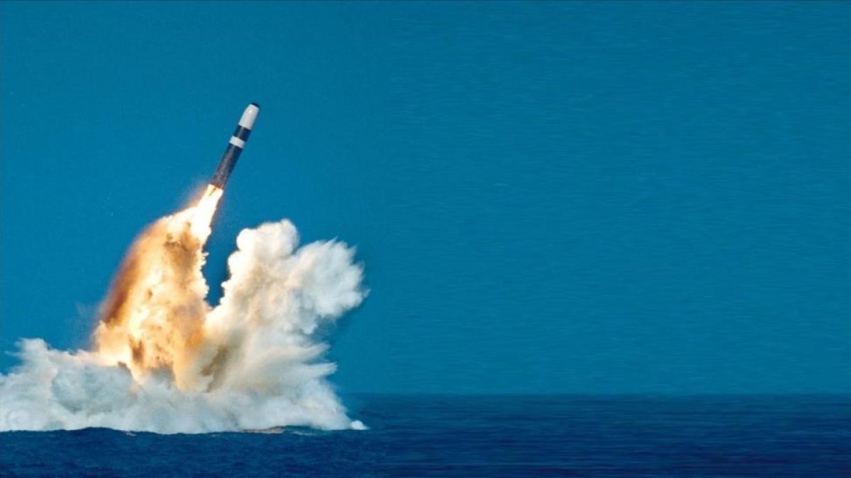 Un misil nuclear estadounidense lanzado desde un submarino.-GETTY IMAGES