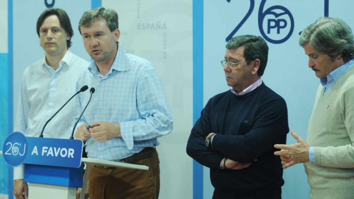 Lacalle interviene en la comparecencia de la dirección del PP de Burgos en la noche electoral.-ISRAEL L. MURILLO