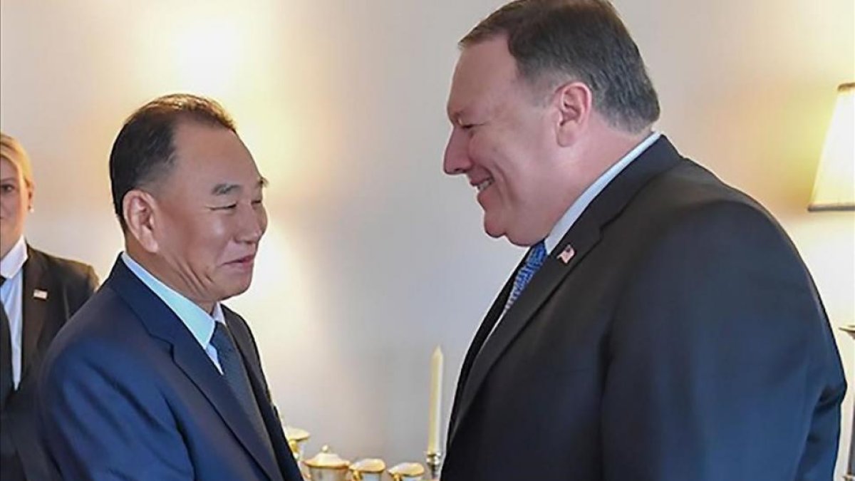 Pompeo (izquierda) y Kim Yong-chol departen en el encuentro de este miércoles en Washington-EL PERIÓDICO