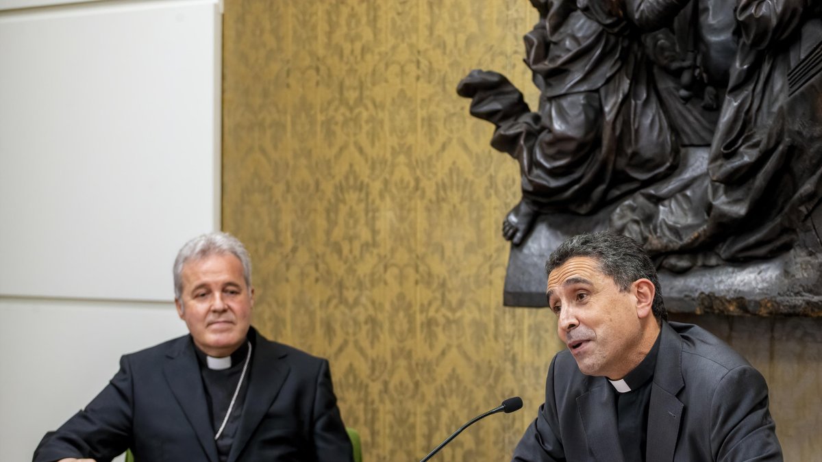 El arzobispo, Mario Iceta, y Fernando García Cadiñanos. SANTI OTERO