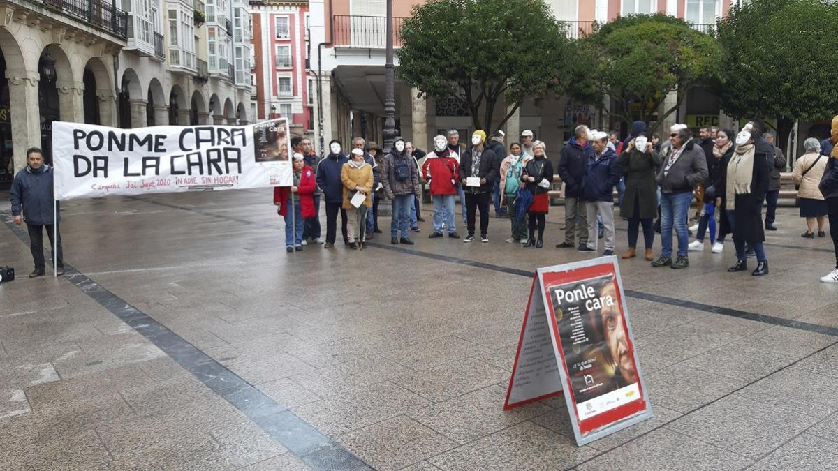 Acto de visibilización de personas sin hogar en la campaña de Cáritas 'Ponle cara'.-
