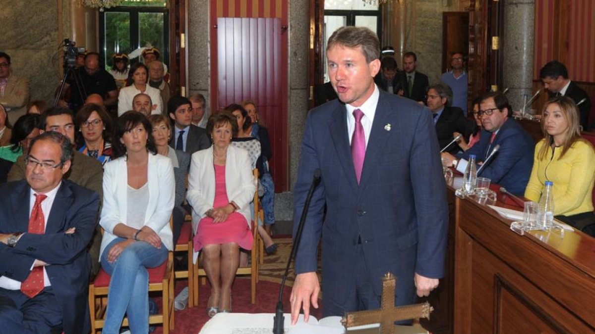 Javier Lacalle jura su cargo, justo detrás su esposa, Cristina Merino.-ISRAEL L. MURILLO