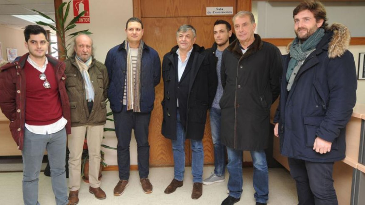 Representantes de ambas empresas durante una reunión mantenida en el Consistorio de la capital.-ECB