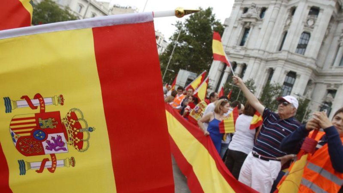 Manifestantes anti 1-O en Madrid.-EL PERIÓDICO (EFE)