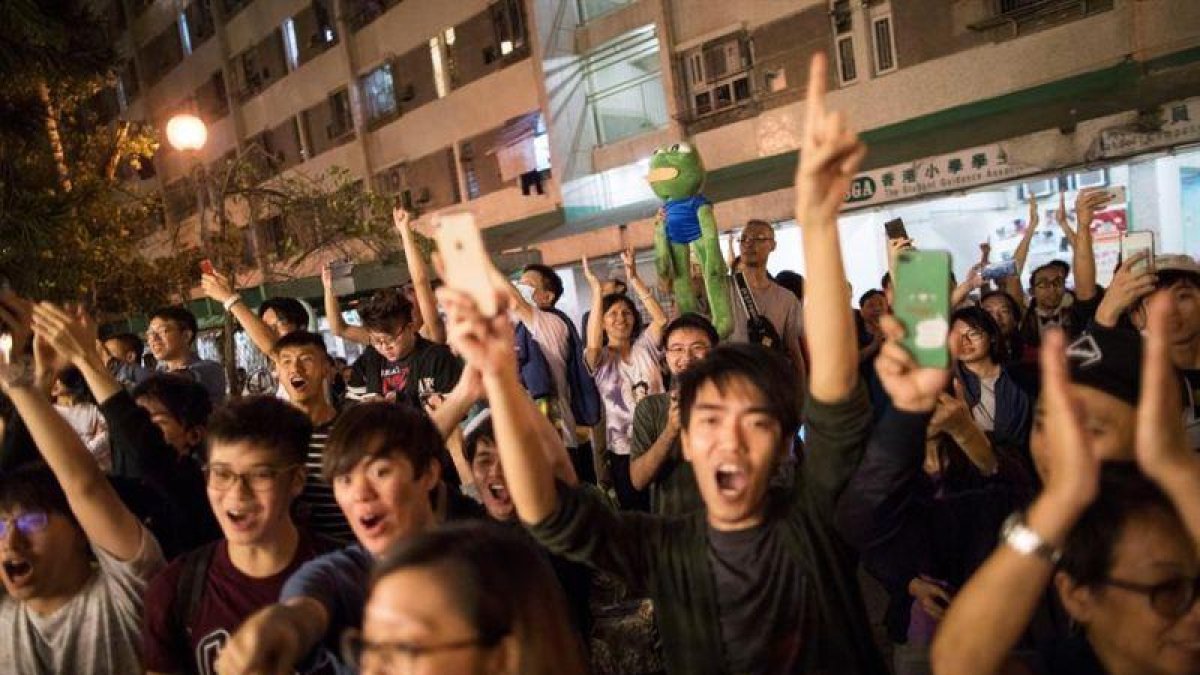 Manfiestantes en Hong Kong este lunes.-EFE / EPA / CHAN CHEUNK FAI