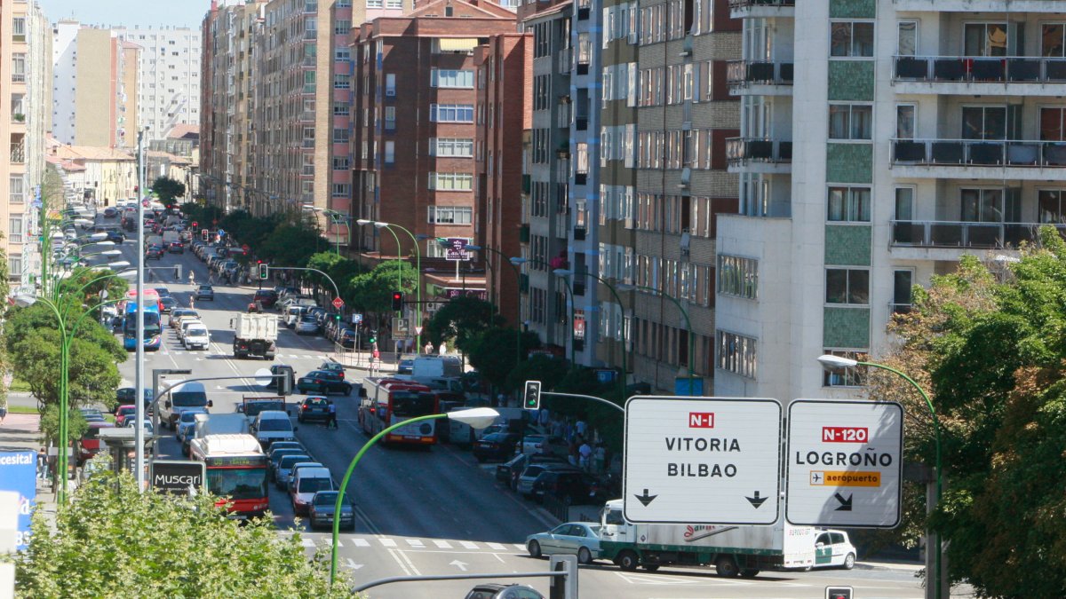 La calle Vitoria a su paso por Gamonal continúa en el ojo del huracan político por el Bulevar. RAÚL G. OCHOA