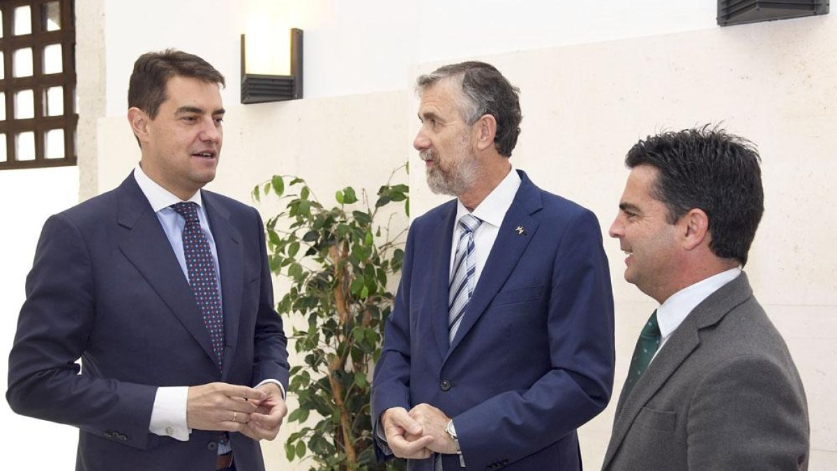 Ángel Ibáñez, ManuelPérez Mateos y el director de laFundación Villalar, Juan Zapatero.-ICAL